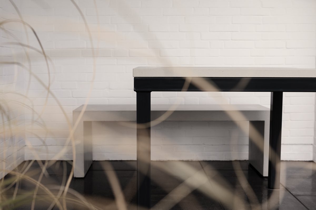 muebles de jardín, un banco de hormigón detrás de una mesa de hormigón en una terraza