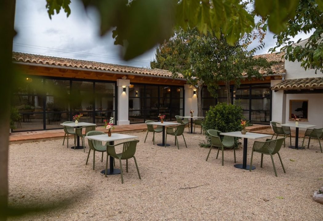 mesas de cemento, 6 mesas de hormigón en el patio de una finca