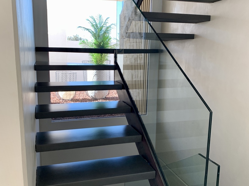 escalera de interior con peldaños prefabricados de hormigón